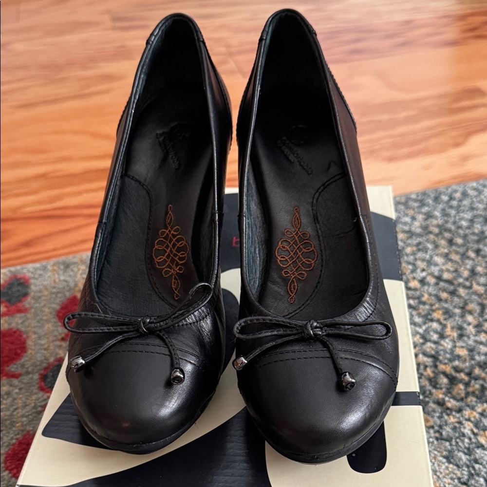 EUC Blondo Vaina pump